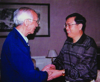 经叔平与张德江亲切交谈