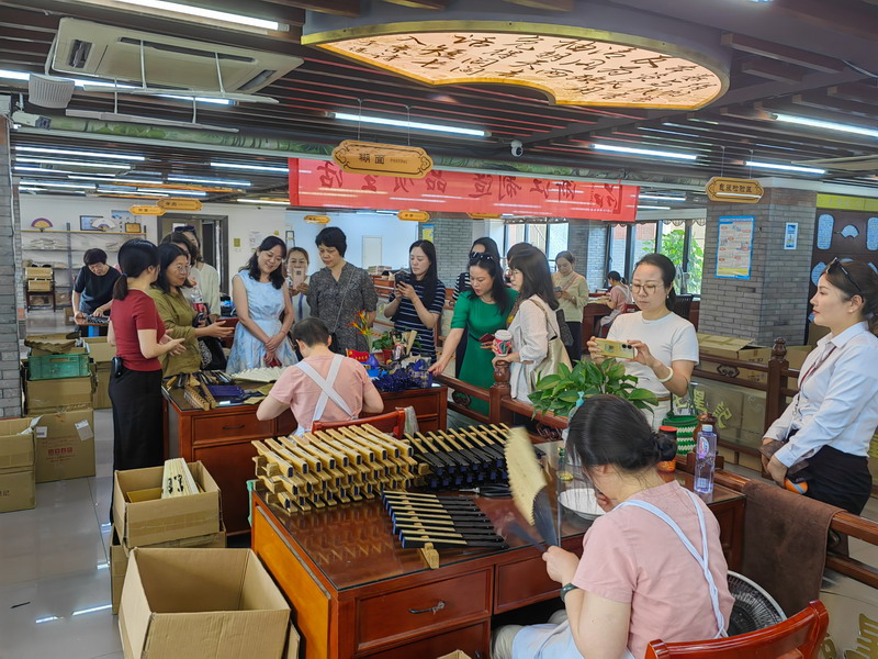 6.14杭州民建妇工委开展非遗文化传承专题调研活动1_调整大小.jpg