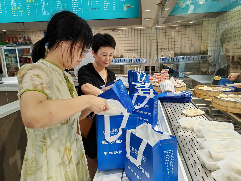 7.1民建新安江三支部深夜慰问江边防洪巡值人员1_调整大小.jpg